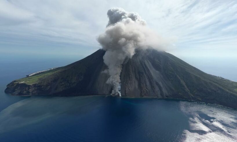 Stromboli, nuova esplosione provoca piccola onda di tsunami. Il sindaco di Lipari: “Siamo preparati”