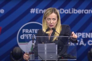 Intervenire subito, con misure pronte all'uso, da varare nei primi quindici giorni di Governo, contro il caro bollette, per dare fiato a famiglie e imprese. Giorgia Meloni sceglie il villaggio Coldiretti come prima uscita pubblica dopo il voto. L'intento è chiaro, anche il `palco´ è il messaggio.