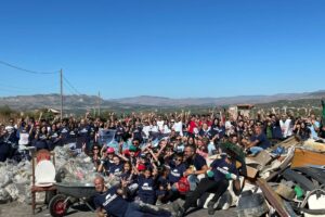Paternò, i volontari di Plastic Free ripuliscono le Salinelle dello Stadio: raccolti quasi 300 sacchi di rifiuti