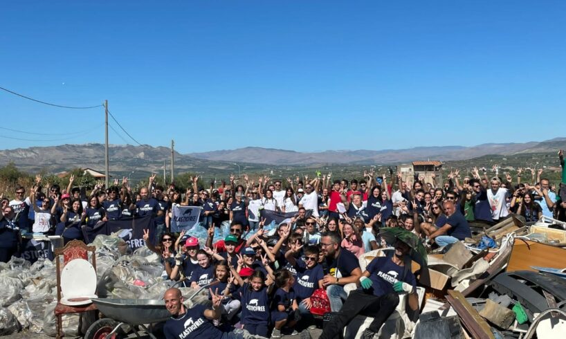 Paternò, i volontari di Plastic Free ripuliscono le Salinelle dello Stadio: raccolti quasi 300 sacchi di rifiuti