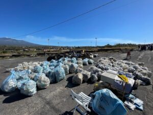 Paternò, i volontari di Plastic Free ripuliscono le Salinelle dello Stadio: raccolti quasi 300 sacchi di rifiuti