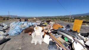 Paternò, i volontari di Plastic Free ripuliscono le Salinelle dello Stadio: raccolti quasi 300 sacchi di rifiuti