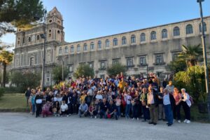 Adrano, Pro Loco accoglie centinaia di turisti siciliani: visita al Museo e poi ‘sorteggio’ per ammirare il verde della villa comunale