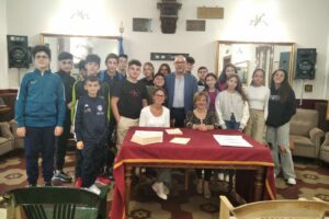 Adrano, gli studenti del ‘La Mela’ scoprono la città: passeggiata storica al Circolo Operai e in altri siti