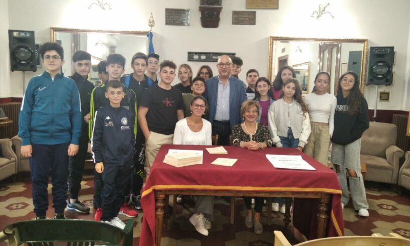 Adrano, gli studenti del ‘La Mela’ scoprono la città: passeggiata storica al Circolo Operai e in altri siti