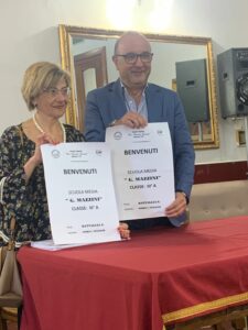 Adrano, gli studenti del ‘La Mela’ scoprono la città: passeggiata storica al Circolo Operai e in altri siti