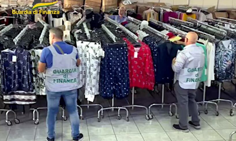 Misterbianco, sequestrati 18 mila articoli tra false griffe e finti prodotti ‘Made in Italy’: ingrosso cinese riforniva rivenditori della provincia
