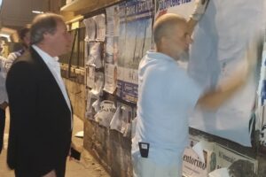 Paternò, Naso fa rimuovere i manifesti inneggianti alla Marcia su Roma: “Ufficio affissioni è stato ingannato”. Ancora ignoto il responsabile
