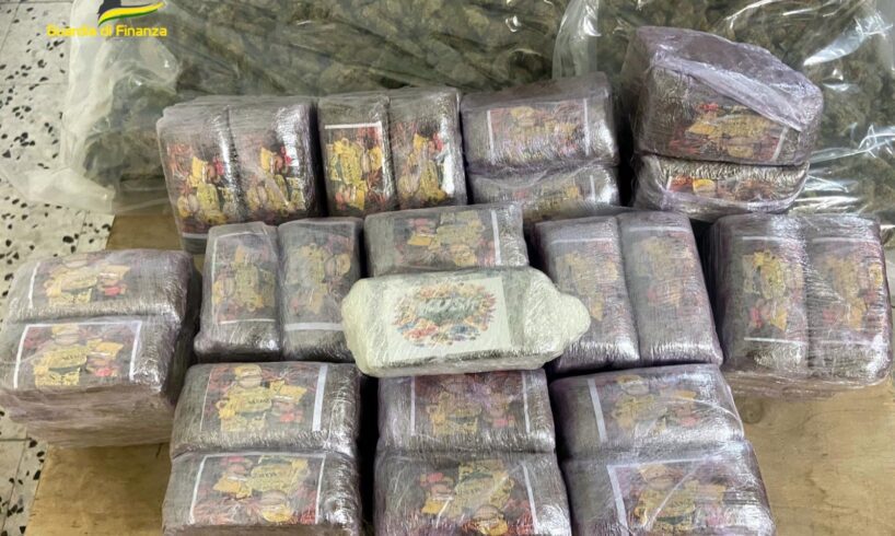 Catania, sequestrati oltre 20 kg di droga tra hashish e marijuana: nascosta nel rimorchio di un Tir. Un arresto (VIDEO)
