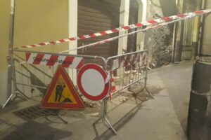 Paternò, buca troppo grande in via Coniglio: strada chiusa e operai al lavoro