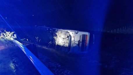 Maltempo, ancora nella scarpata l’autobus ribaltato da una tromba d’aria: fango sulla Palermo-Sciacca