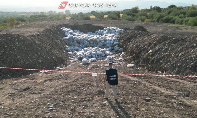 Belpasso, discarica abusiva per i rifiuti del parco acquatico: sequestrati 1000 metri cubi di rifiuti (VIDEO)