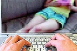 Pedopornografia, a Torino Polizia smantella rete di utenti che scambiava materiale online: attività anche in Sicilia