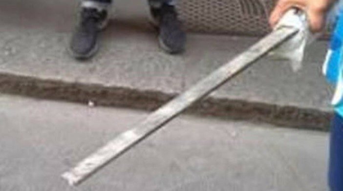 Adrano, donna di 39 anni tende un’imboscata all’ex compagno e lo prende a sprangate: con la complicità del nuovo fidanzato