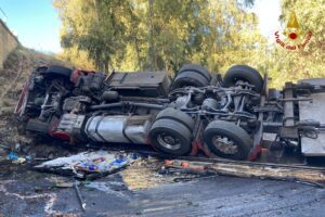 Aci S. Antonio, incidente sulla A18: autista di Paternò vola da un cavalcavia con l’autoarticolato. E’ vivo per miracolo