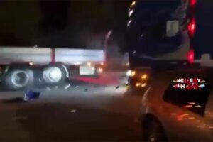 Belpasso, ‘gara-esibizione’ fuori programma di due camion provoca incidente: è polemica per l’autorizzazione (VIDEO)