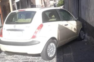 Paternò, tenta di partire “a strappo” ma l’auto va a sbattere lungo via dei Normanni