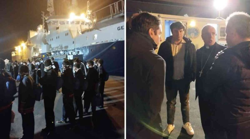 Catania, l’Arcivescovo Renna al porto per accogliere i migranti: “Sbarchi selettivi sono un attacco alla democrazia”