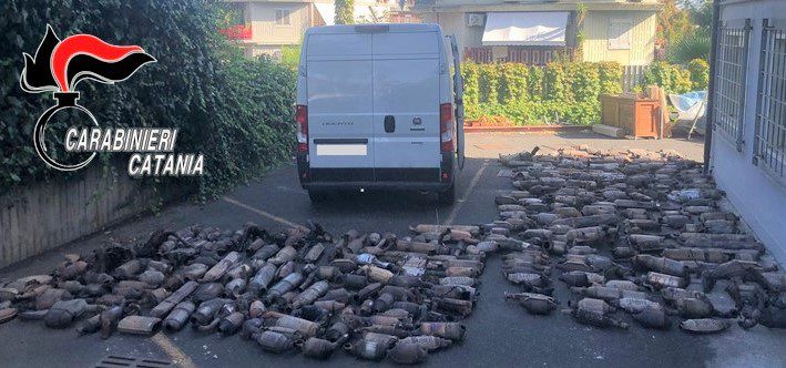 Gravina di Catania, sul Fiat Ducato nascondevano 366 marmitte catalitiche del valore di 75 mila euro: due denunciati
