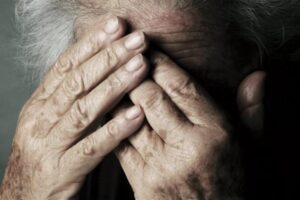 Aci Catena, violenze all’anziana madre per comprare alcol e droga: 51enne arrestato per maltrattamenti ed estorsione