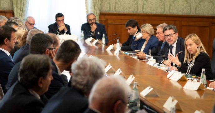 Governo, lunedì al Cdm la manovra: misure contro il caro-bollette. Pressing di Forza Italia per misure “non nelle corde degli alleati”