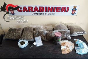 Giarre, fugge al posto di blocco e lancia borsello con droga: 18enne arrestato