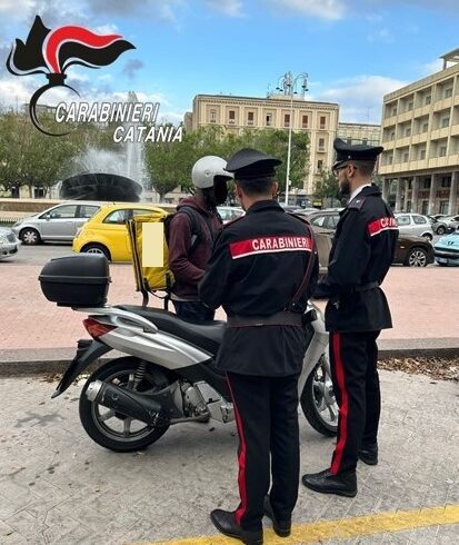 Catania, pusher 'rider' con reddito di cittadinanza consegnava droga al posto delle pizze: 22enne arrestato