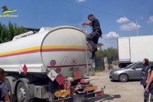 Catania, truffe sui carburanti gestite da gruppi criminali: 13 indagati e 25 mln sotto sequestro