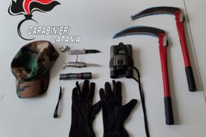 Aci Catena, 34enne spiava con il binocolo l’ex fidanzata: denunciato per atti persecutori
