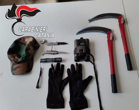 Aci Catena, 34enne spiava con il binocolo l’ex fidanzata: denunciato per atti persecutori
