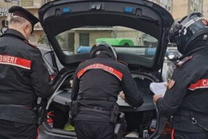 Catania, 19enne ruba giubbotto in un negozio e tenta la fuga: arrestato