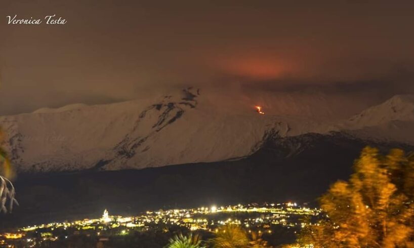 Etna colata lavica da una nuova bocca a quota 2800 metri: avanza verso Valle del Leone