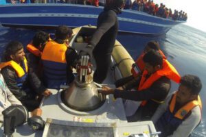 Catania, arrivata petroliera con 262 migranti: quest’anno circa cento mila approdi