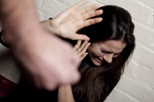 Catania, 19enne blocca il genitore che tenta di accoltellare la madre e poi chiama i carabinieri