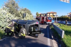 Motta S. Anastasia, Fiat 500 guidata da una donna ribalta sulla SS 121: lei è in ospedale