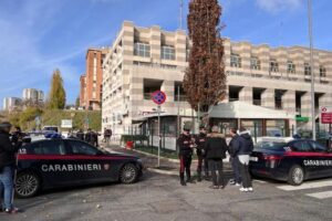 Roma, rubata al poligono la pistola per compiere “la strage del condominio”: 3 morti, 4 feriti. L’autore è un 57enne