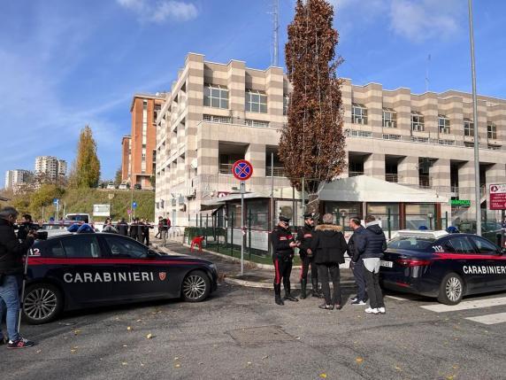 Roma, rubata al poligono la pistola per compiere “la strage del condominio”: 3 morti, 4 feriti. L’autore è un 57enne