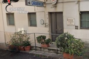 Aci Catena, 43enne evade dai domiciliari e va a rubare un’auto a due passi da casa: di nuovo agli arresti casalinghi