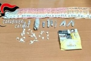 Militello Val di Catania, al tavolo da gioco con la droga nascosta negli slip: 25enne arrestato in flagranza