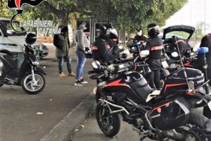 Catania, tempi duri per i ‘senza casco’: in tre mesi 85 centauri multati dai carabinieri