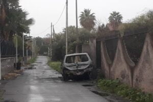 Belpasso, auto s’incendia nella notte in via Piave: forse a causa di un guasto