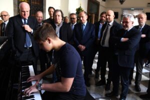 Regione, Schifani dona un pianoforte a giovane talento arrivato dall’Ucraina: “Felice di avere portato un sorriso a una famiglia che soffre”