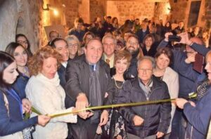 Paternò, inaugurata la mostra dei presepi artistici: natività di gran pregio firmate da maestri artigiani