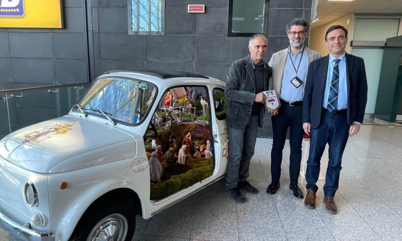 Catania, in aeroporto presepe di Caltagirone allestito dentro una Fiat 500 d’epoca: è dedicato a Giovanni Paolo II