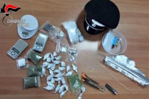 Catania, ai domiciliari pusher 22enne continua a spacciare: arrestato, denunciato il padre