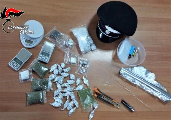 Catania, ai domiciliari pusher 22enne continua a spacciare: arrestato, denunciato il padre