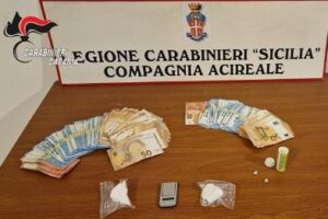 Aci Catena, droga in tasca e nell’accappatoio di casa: 27enne arrestato in flagranza