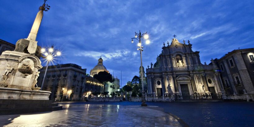 Catania, in Piazza Duomo niente bastoni per i selfie e mezzi contundenti: ordinanza del commissario