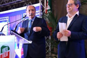 Berlusconi sì, Miccichè no: il coordinatore degli Azzurri escluso dagli auguri di Natale del presidente Schifani