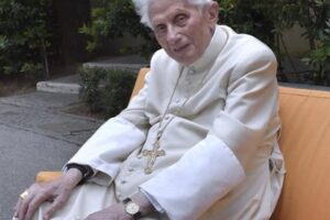 Le ultime parole di Ratzinger prima di morire: “Gesù ti amo“. E’ stato il più longevo tra i Papi della Chiesa